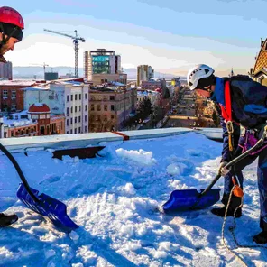 Уборка снега с крыши