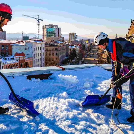 Уборка снега с крыши