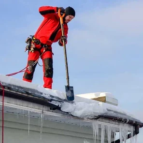 Удаление сосулек и наледи с кровли